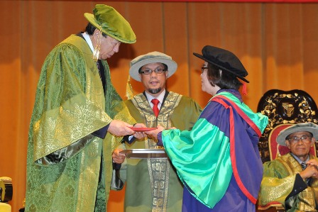 Tuanku Canselor, Sultan Sharafuddin Idris Shah mengurniakan Anugerah Profesor Emeritus kepada Prof. Dr. Khor Geok Lin.