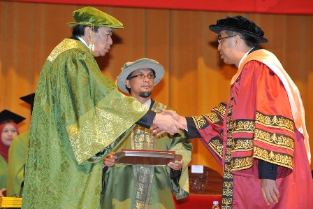 Tuanku Canselor, Sultan Sharafuddin Idris Shah mengurniakan ijazah PhD kepada Dato Seri Panglima Mohd Salleh Said Keruak, Speaker DUN Sabah dan mantan Ketua Menteri Sabah