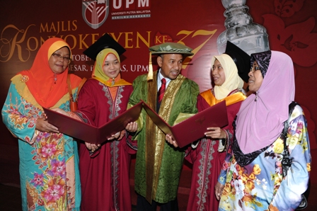 Pro Canselor UPM, Tan Sri Rozali Ismail bersama dua graduan anak peneroka FELDA dan keluarga