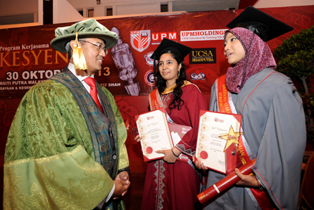 Datuk Naib Canselor bersama Darshanadevi Muthuthamby, graduan Cemerlang Akademik Peringkat Bacelor, program Bacelor Pentadbiran Perniagaan (tengah) dan Izni Mohamad Sabri, graduan Cemerlang Keseluruhan Diploma Pembangunan Manusia.