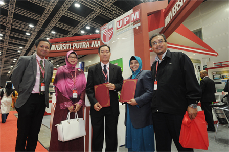 Dari kiri: En. Ahmad Zakir Dato` Wira Jaafar (Ketua Pegawai Eksekutif (Komersil)), Prof. Madya Dr. Samsilah Roslan (Pengarah PSP), Prof. Dato' Ir. Dr. Mohd Saleh Jaafar (TNCPI), Hajah Rahana Mat Ghani (pengarah urusan Pakar Go Green Sdn. Bhd) dan Prof. Dr