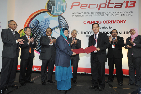 Prof. Dato' Ir. Dr. Mohd Saleh Jaafar dan Hajah Rahana Mat Ghani, pengarah urusan Pakar Go Green Sdn. Bhd.  semasa majlis pertukaran MoA