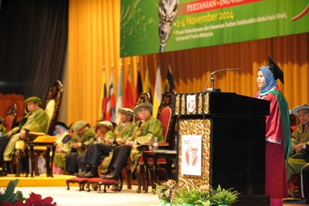 Wakil pelajar, Anna Arina Ab. Halim yang merupakan pemenang Pingat Emas Canselor, Pingat Emas Profesor Emeritus Tan Sri Dr. Rashadan Baba dan Pingat Putra Agribio.memberikan ucapan wakil graduan pada sesi pertama