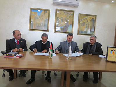 Pertukaran dokumen MoU antara Prof. Dato’ Dr. Mohd Fauzi Ramlan,  Naib Canselor UPM dan Prof. Dr. Omar Al-Jarrah, Presiden Arab Amman University  dan disaksikan oleh Prof. Datuk Dr. Mad Nasir Shamsuddin, Timbalan Naib Canselor Akademik dan Antarabangsa 