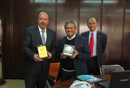 Pertukaran cenderamata antara Presiden JUST, Prof. Abdallah I. Husein Malkawi dengan Prof. Dato’ Mohd Fauzi Ramlan dan disaksikan oleh Prof. Datuk Dr. Mad Nasir Shamsudin, Timbalan Naib Canselor Akademik dan Antarabangsa