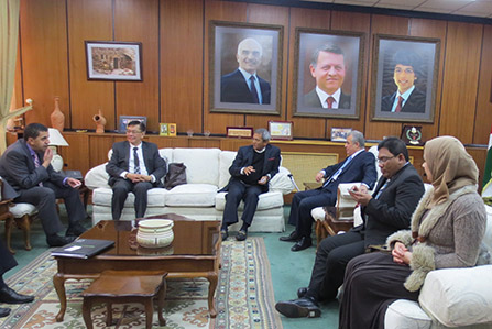 Perbincangan bersama Naib Presiden Yarmouk University, Professor Abdulla Moh'd Al-Jarrah bersama pengurusan tertinggi kedua-dua universiti. Turut menyertaim ialah  Pengarah Pendidikan Malaysia Jordan, Prof. Madya Dr. Azidan Abdul Jabar (2 kanan)