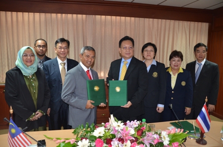 Naib Canselor UPM, Prof. Dato’ Dr. Mohd. Fauzi  Ramlan dan Naib Presiden Kasetsart University,  Professor Madya Dr.Bordin Rassameethes serta wakil kedua-dua universiti semasa sesi pertukaran dokumen perjanjian.