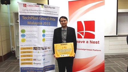 Dr. Khoo Hock Eng bersama hadiah yang dimenangi