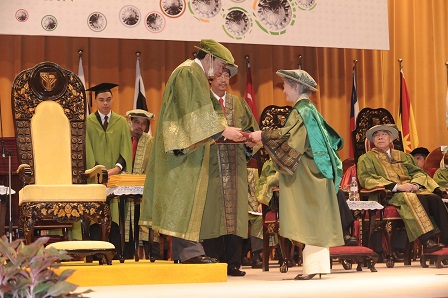 Tan Siok Choo dianugerahkan Ijazah Kehormat Doktor Pengurusan Perladangan