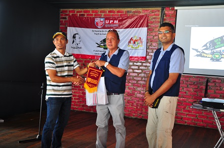 Prof. Madya Dr. Sridar Ramachandran selaku Ketua Kumpulan (kanan) dan Uncle Chang atau Ang Kian Chong selaku pemilik Uncle Chang’s Dive Lodge