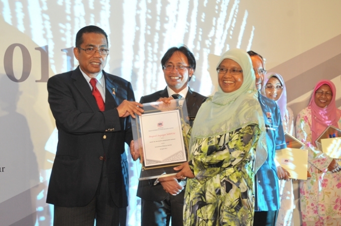 Datin Norsham Ahmad mewakili Naib Canselor UPM bagi Anugerah Sanjungan Majlis oleh MAPIM