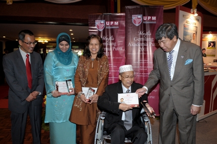 Tiga penerima Anugerah Khas Naib Canselor, dua dari kiri Prof. Madya Dr. Zeenathul Nazariah Allaudin, Prof. Dr. Fatimah Mohamed Arshad, Prof. Datoâ€™ Dr. Yaakob Che Man, bersama Baginda Sultan 