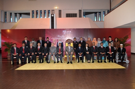 Kesemua 15 penerima Anugerah Fellowship Naib Canselor 