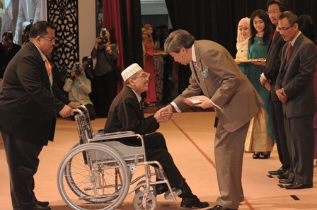 Tuanku Canselor UPM, Sultan Sharafuddin Idris Shah menyampaikan Anugerah Khas Naib Canselor kepada Prof. Datoâ€™ Dr. Yaakob Che Man 