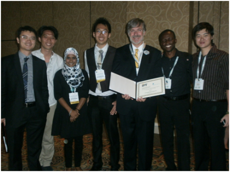 Dari kiri: Li Wen Chao (organiser of IFTSA-DSDC), Sew Chang Chew (team leader), Najla Gooda Sahib, Luis Fernandez (Head Examiner and Vice President of Global Applications at Tate & Lyle), Kuan Chee Hao, Lasekan Adeseye Opeyemi and Tan Tai Boon