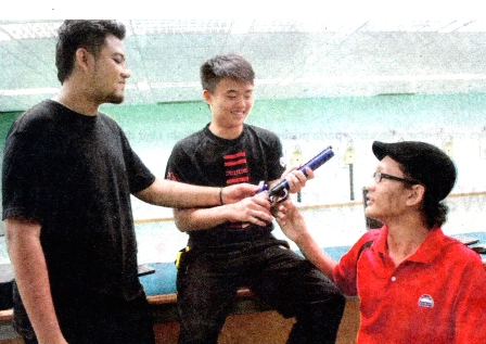 Liew Tack Fai (tengah) bersama pemenang pingat perak acara 10m air pistol, Ahmad Zhafri Zamil (kiri) dan pemenang ketiga, Jasmi Mohamad Zin